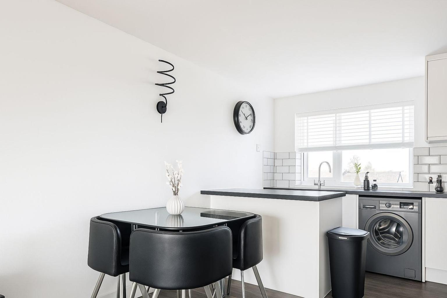 Modern Serviced Near Town Centre Apartment *