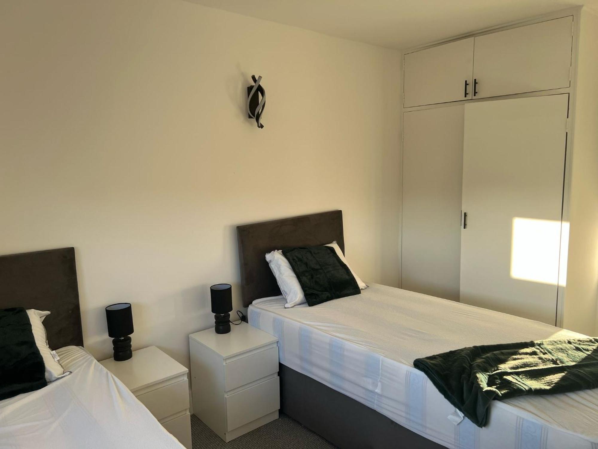 Modern Serviced Near Town Centre Apartment *