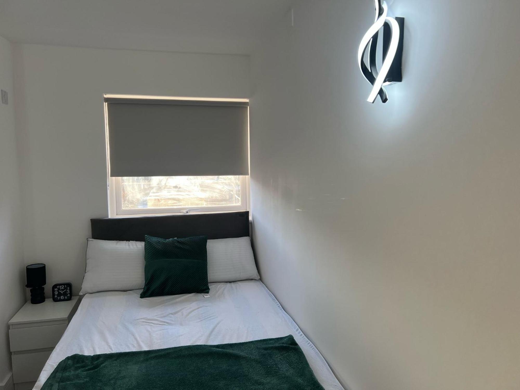 Modern Serviced Near Town Centre Apartment