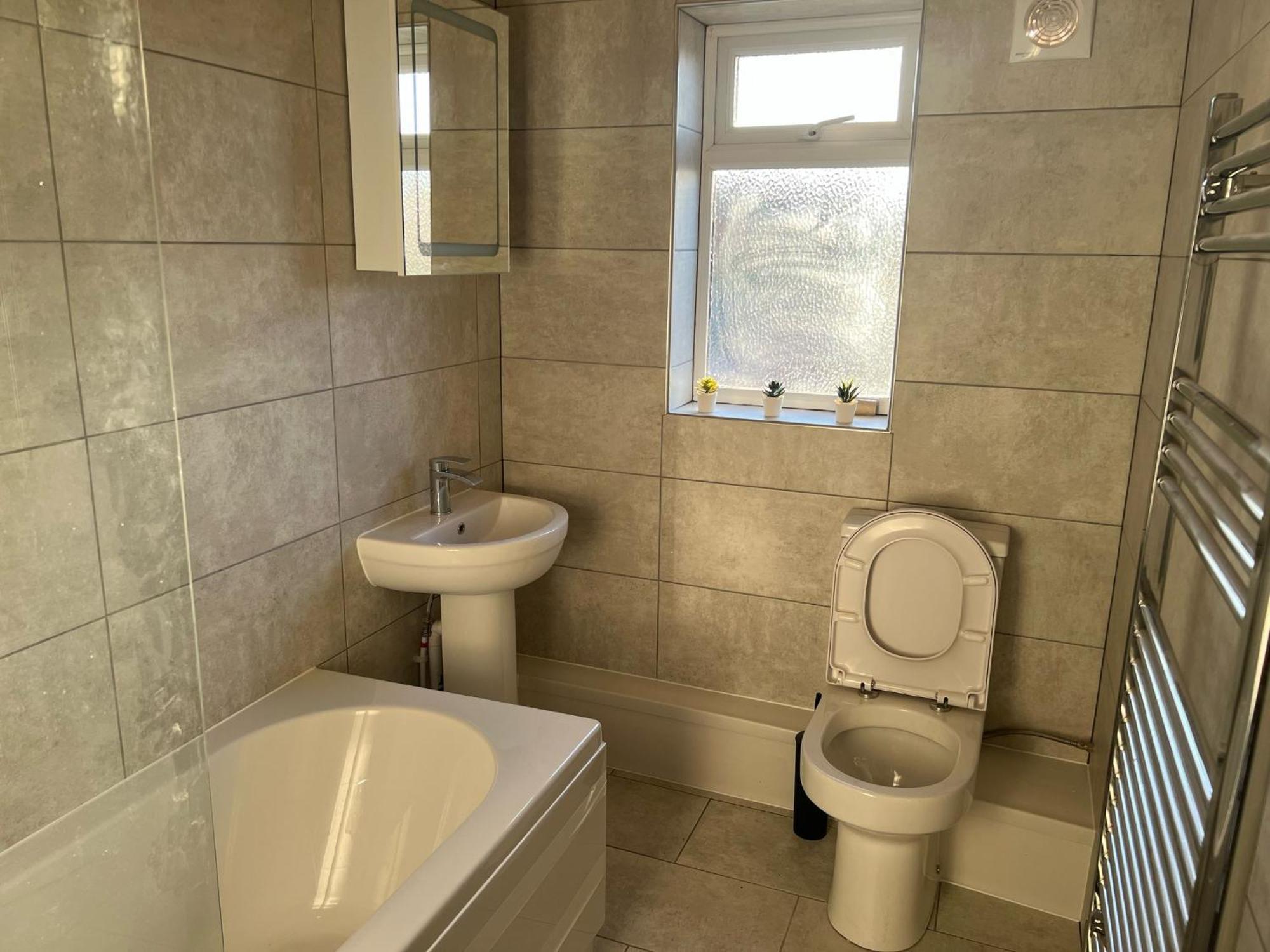Modern Serviced Near Town Centre Reading