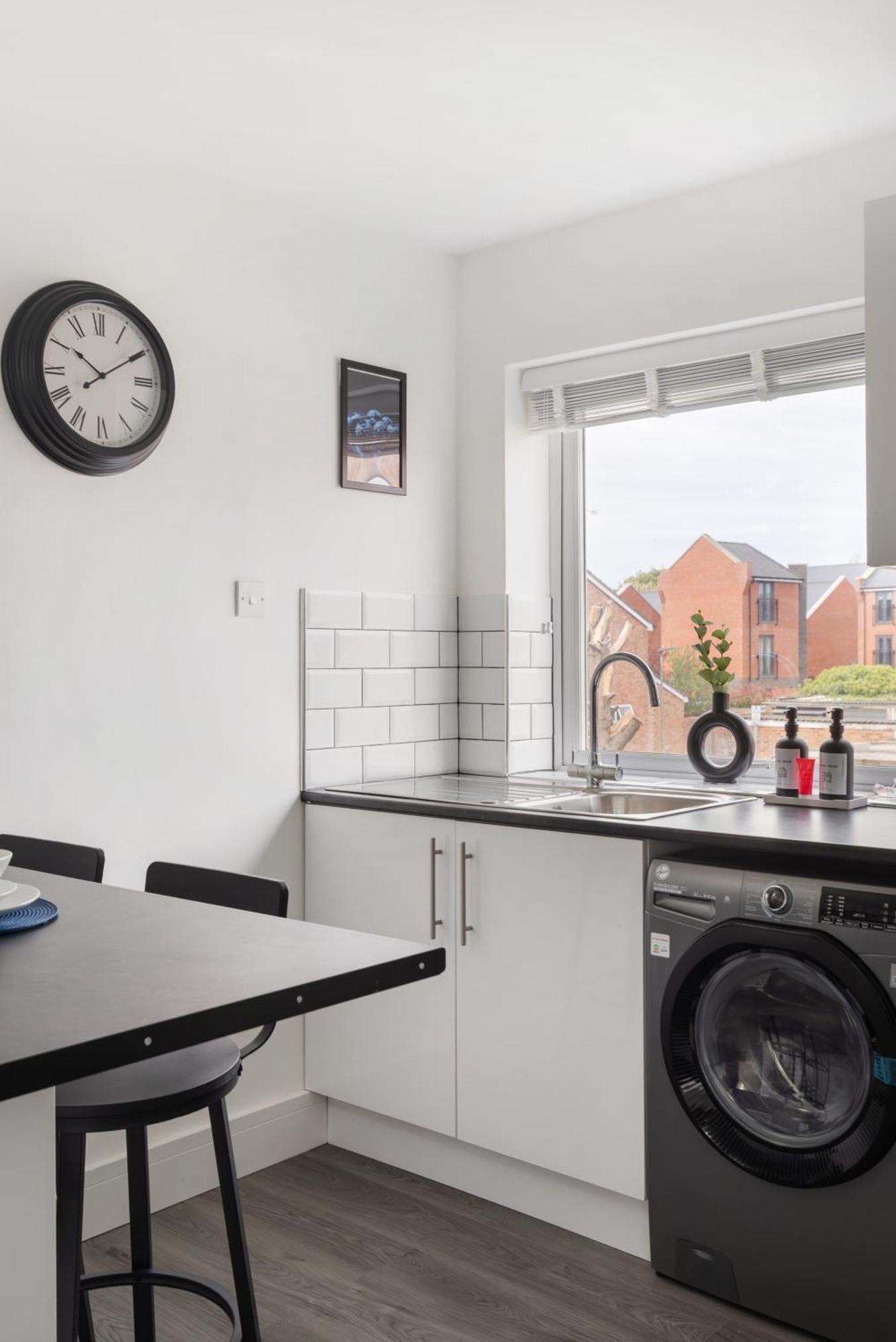 Modern Serviced Near Town Centre *