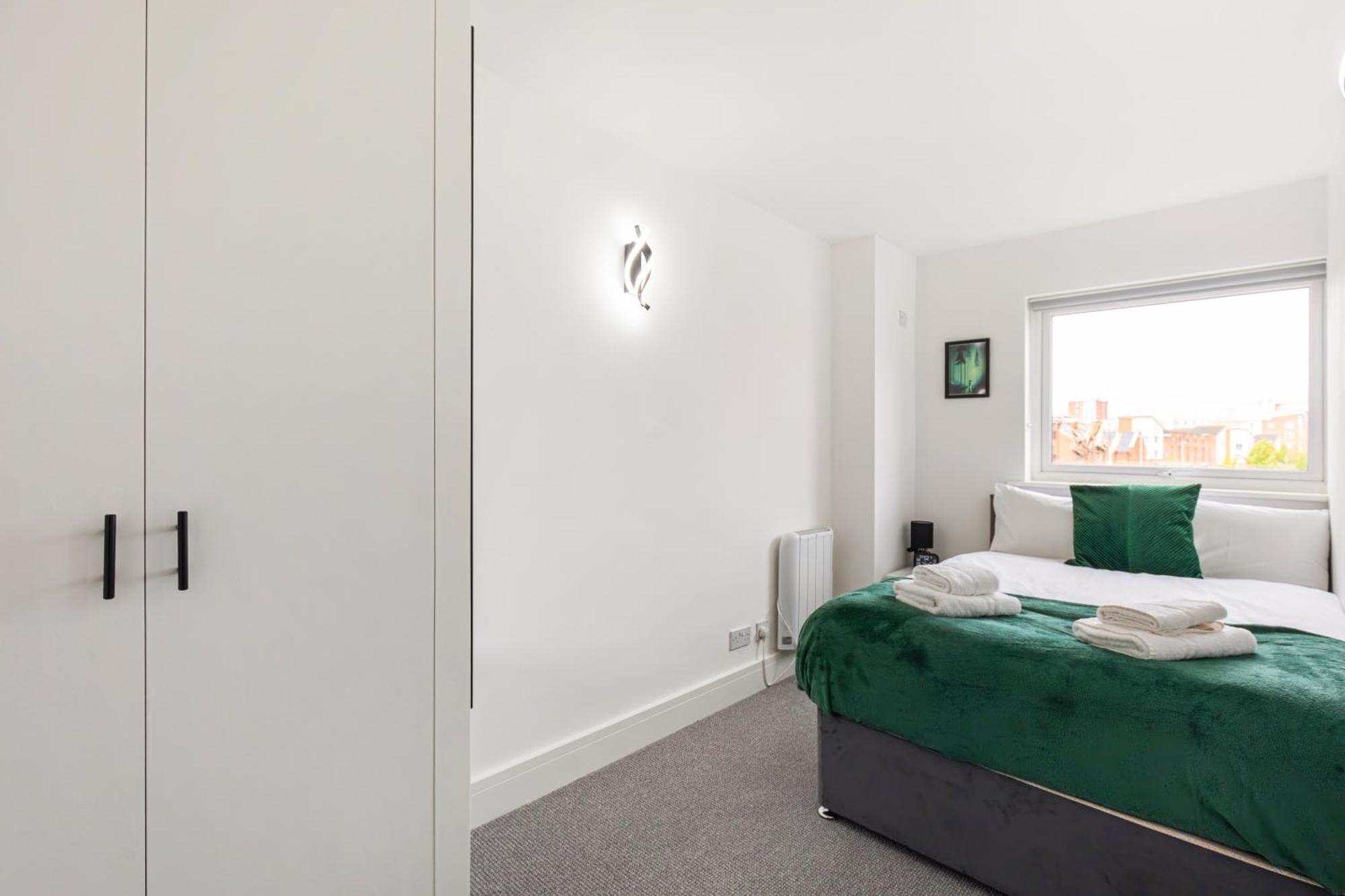 Modern Serviced Near Town Centre *