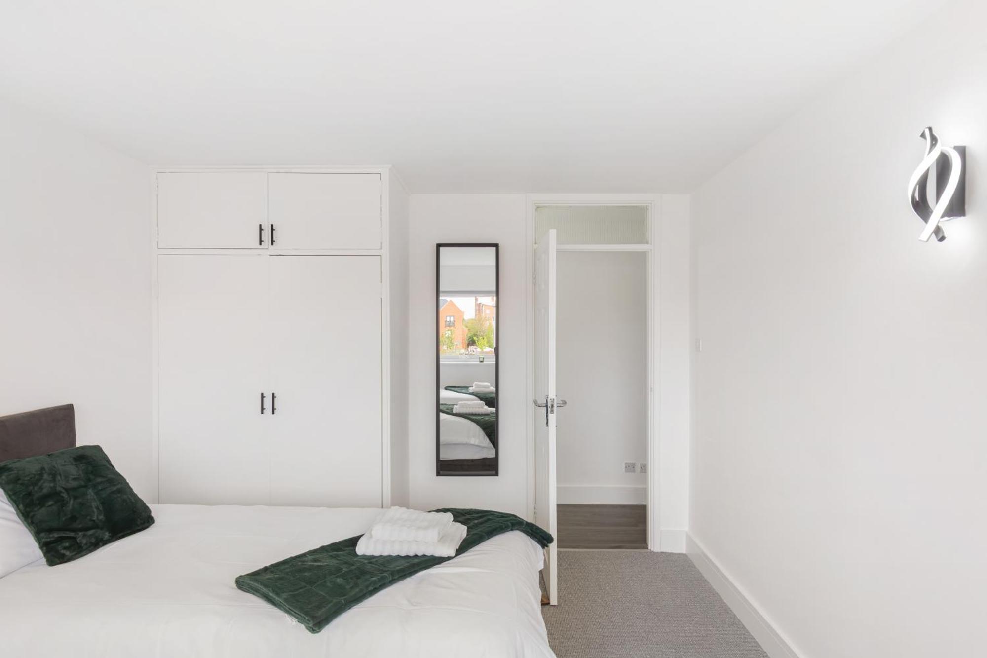 Modern Serviced Near Town Centre Apartment *